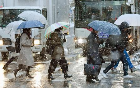 Tuyết ảnh hưởng đến giao thông và mùa thi cử tại Nhật Bản ảnh 1