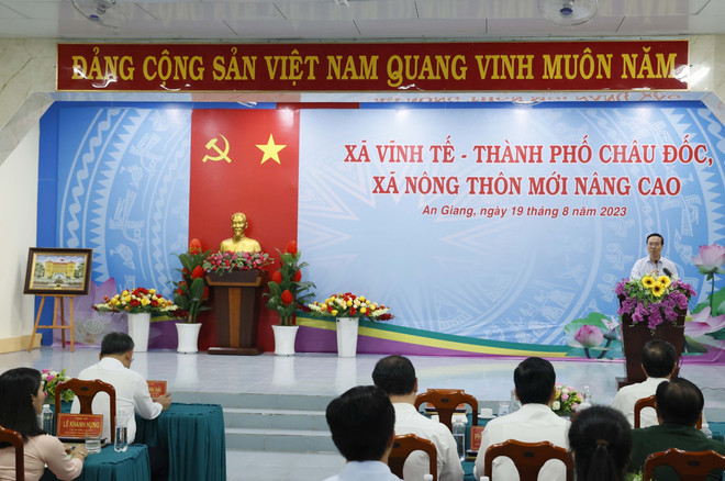 Chủ tịch nước Võ Văn Thưởng nói chuyện với cán bộ, nhân dân xã Vĩnh Tế, thành phố Châu Đốc, tỉnh An Giang. (Ảnh: Thống Nhất/TTXVN) Chủ tịch nước thăm xã nông thôn mới nâng cao Vĩnh Tế ở An Giang ảnh 1