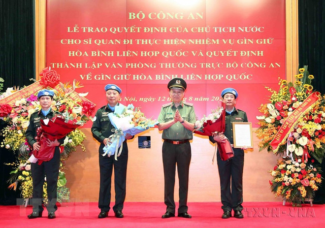 Đại tướng Tô Lâm, Bộ trưởng Bộ Công an trao quyết định thành lập Văn phòng Thường trực Bộ Công an về Gìn giữ Hòa bình Liên hợp quốc năm 2022. (Ảnh: Phạm Kiên/TTXVN) Lực lượng Công an Nhân dân chung tay thực hiện nhiệm vụ quốc tế ảnh 1