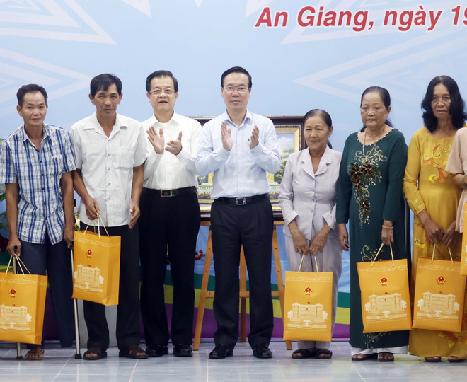 Chủ tịch nước Võ Văn Thưởng tặng quà cho gia đình chính sách và người có công của xã Vĩnh Tế. (Ảnh: Thống Nhất/TTXVN) Chủ tịch nước thăm xã nông thôn mới nâng cao Vĩnh Tế ở An Giang ảnh 2