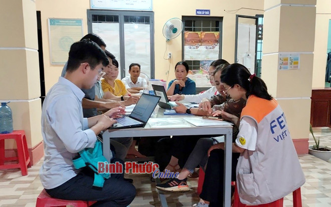 Các bác sỹ họp đánh giá, xác minh ca bệnh tại Trạm Y tế xã Tân Hưng và Tân Phước. (Nguồn: Báo Bình Phước) Bình Phước: Sản phụ tự cắt rốn bằng kéo, hai trẻ sơ sinh bị uốn ván ảnh 1