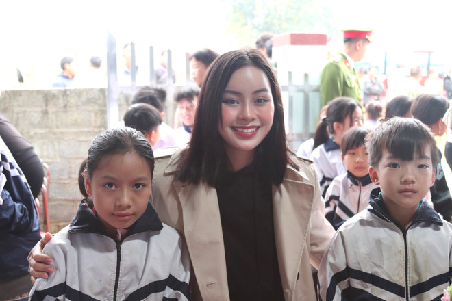 Á hậu gốc Nghệ An cùng đoàn đã trao tặng lì xì cùng nhiều nhu yếu phẩm cho học sinh nghèo ở Lào Cai. (Ảnh: CTV/Vietnam+) ĐÀO HIỀN ĐI TỪ THIỆN.jpg