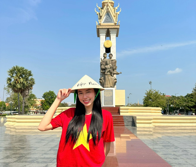 Thùy Tiên đến thăm tượng đài hữu nghị Việt Nam-Campuchia tại thủ đô Phnom Penh nhân chuyến đi mang “Tết hạnh phúc cho Kiều bào tại Campuchia.” (Ảnh: CTV/Vietnam+) z5098370718401_5f9a2c3c436d2e60b1c3182241970925.jpg