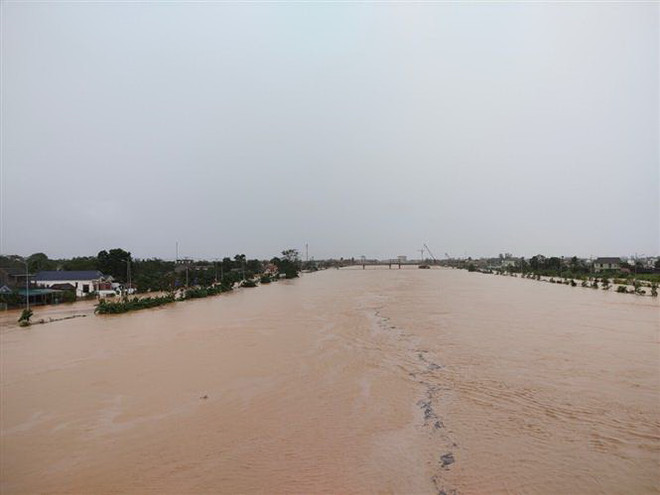 Người dân Quảng Trị chật vật chạy lũ, cuộc sống bị đảo lộn ảnh 1