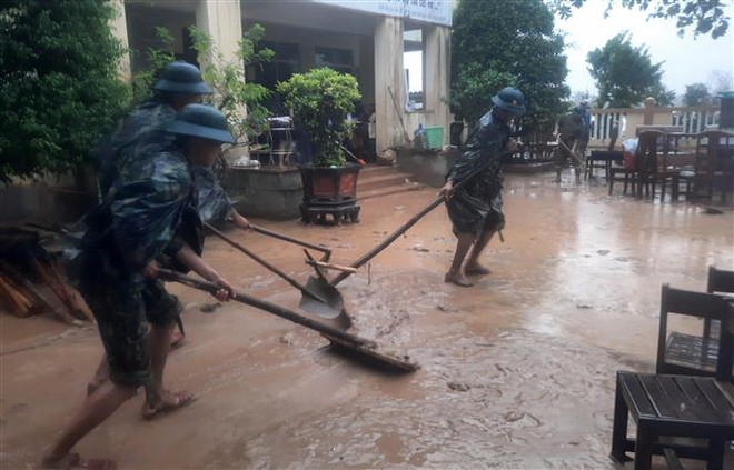 Người dân Quảng Trị chật vật chạy lũ, cuộc sống bị đảo lộn ảnh 2