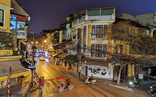 Một góc phố cổ Hà Nội khi lên đèn. (Ảnh: Thanh Tùng/TTXVN) Ý nghĩa những tên gọi của Hà Nội qua các thời kỳ lịch sử ảnh 1