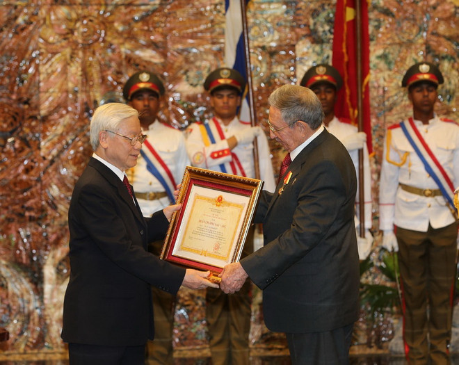 Tổng Bí thư trao Huân chương Sao vàng tặng Chủ tịch Cuba Raul Castro ảnh 2