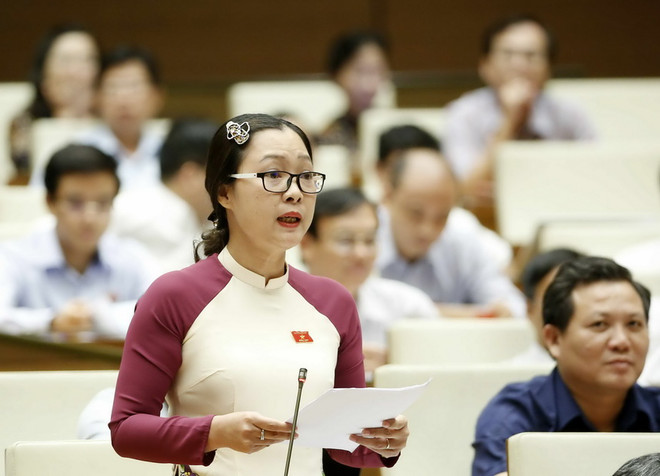 Đại biểu Quốc hội tỉnh Vĩnh Long Nguyễn Thị Quyên Thanh phát biểu ý kiến. (Ảnh: Văn Điệp/TTXVN) Đề xuất các giải pháp phát triển kinh tế, bảo đảm an sinh xã hội ảnh 2