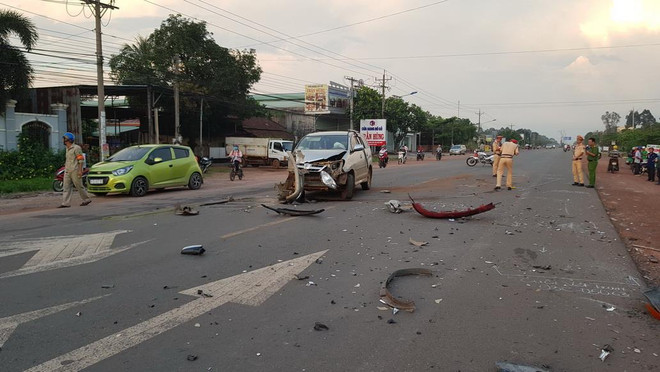 Bình Phước: Hai xe ôtô đấu đầu làm 3 người bị thương nặng ảnh 1