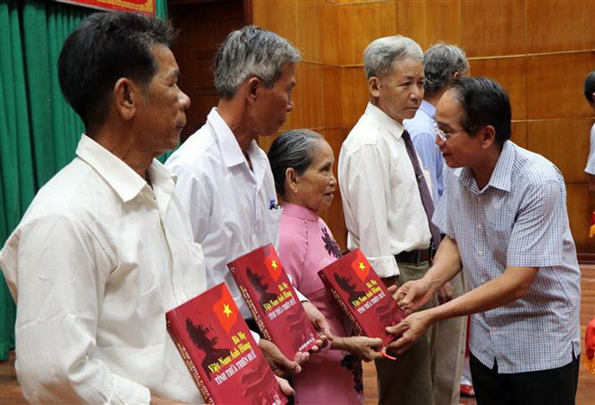 Phát hành cuốn sách 'Bà mẹ Việt Nam Anh hùng tỉnh Thừa Thiên-Huế' ảnh 1