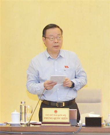 Phó Chủ tịch Quốc hội Phùng Quốc Hiển phát biểu. (Ảnh: Trọng Đức/TTXVN) Nhiều ý kiến khác nhau về mở rộng chủ thể ký thỏa thuận quốc tế ảnh 1