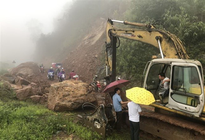 Lai Châu: 5.000 mét khối đất đá vùi lấp mặt đường Quốc lộ 32 ảnh 1