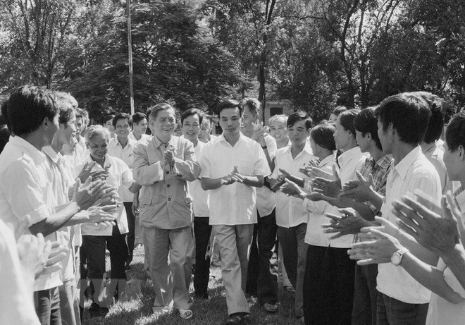 Cán bộ, công nhân nông trường Tam Đảo mừng đón Tổng Bí thư Nguyễn Văn Linh đến thăm nông trường, ngày 4/9/1987. (Ảnh: Xuân Lâm/TTXVN) Hưng Yên: Tri ân những đóng góp của Tổng Bí thư Nguyễn Văn Linh ảnh 1