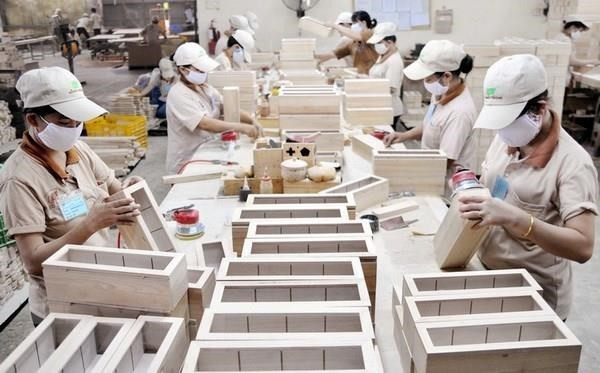 Một dây chuyền sản xuất đồ gỗ xuất khẩu. (Ảnh: An Hiếu/TTXVN) Vì sao đà tăng trưởng xuất khẩu lâm sản bị kéo tụt trong tháng Bảy? ảnh 1