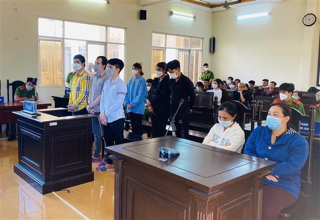 Các bị cáo tại phiên tòa. (Ảnh: Tuấn Kiệt/TTXVN) Án phạt nghiêm minh dành cho các đối tượng trốn khỏi nơi giam giữ ảnh 1