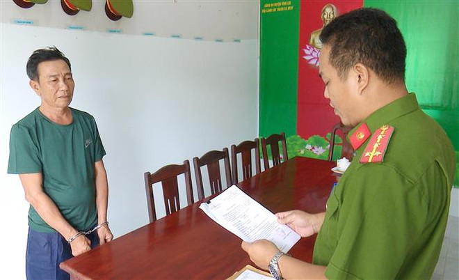 Lực lượng công an triển khai quyết định bắt đối tượng truy nã Lê Văn Đô. (Ảnh: Công an tỉnh Bạc Liêu) Bạc Liêu: Đối tượng chém người bị bắt giữ sau hơn 13 năm lẩn trốn ảnh 1