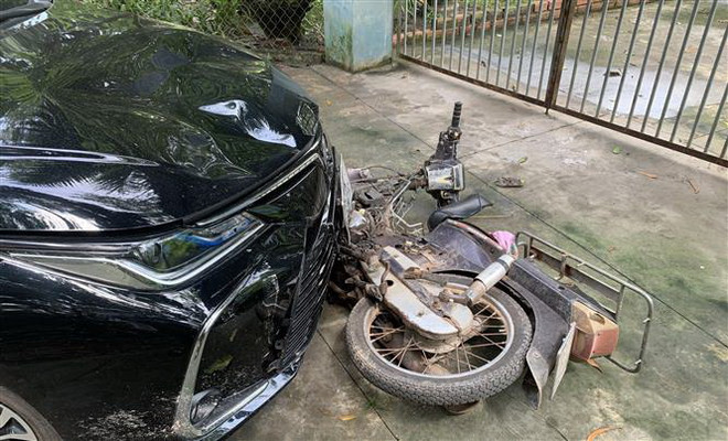 Bình Dương: Nữ tài xế ôtô đâm người điều khiển xe máy rồi bỏ chạy ảnh 1