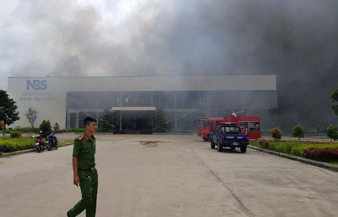 Khu nhà xưởng của Công ty May Nhà bè Sóc Trăng bị cháy. (Ảnh: Trung Hiếu/TTXVN) Cháy lớn thiêu rụi nhà xưởng của Công ty May Nhà Bè tại Sóc Trăng ảnh 1