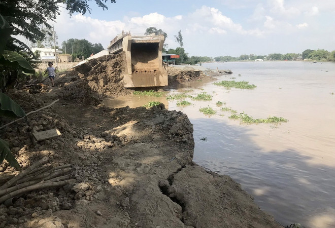 An Giang hỗ trợ các hộ dân bị ảnh hưởng do sạt lở bờ sông Châu Đốc ảnh 1