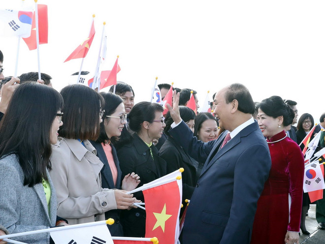 Lễ đón Thủ tướng Chính phủ Nguyễn Xuân Phúc và Phu nhân tại sân bay quân sự Gimhae, Busan. (Ảnh: Thống Nhất/TTXVN) Thủ tướng bắt đầu chương trình dự hội nghị về quan hệ ASEAN-Hàn Quốc ảnh 1