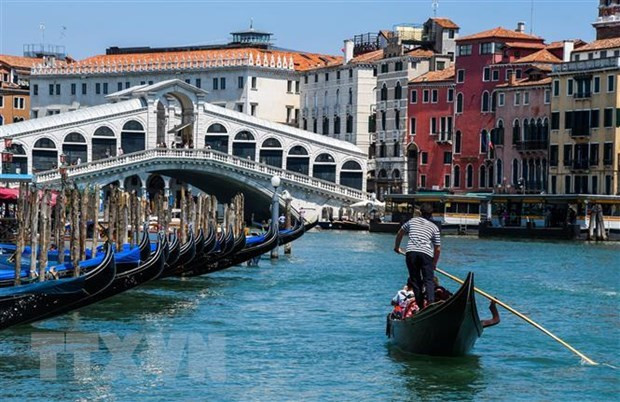 Khách du lịch đi thuyền gondola tại Venice, Italy. (Ảnh: AFP/ TTXVN) “Siết” thu phí phố cổ Hội An: Chớ mải mò “tép” để sổng mất “tôm” ảnh 1