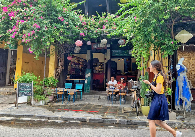 Du khách tham quan phố cổ. (Ảnh: Mai Mai/Vietnam+) “Siết” thu phí phố cổ Hội An: Chớ mải mò “tép” để sổng mất “tôm” ảnh 3