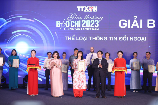 Phóng viên Cao Thùy Giang giành giải B. (Ảnh: Hoài Nam/Vietnam+) z5382692143547_ceff15b6614e3f6e2c4199d52251089a.jpg