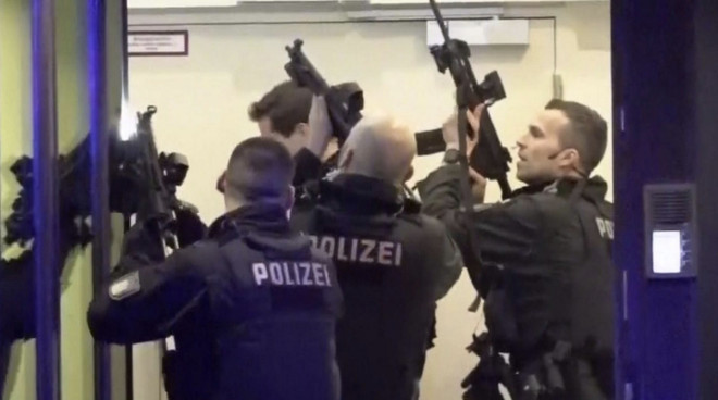 Đức: Nóng vấn đề sở hữu súng đạn sau vụ xả súng ở Hamburg ảnh 1