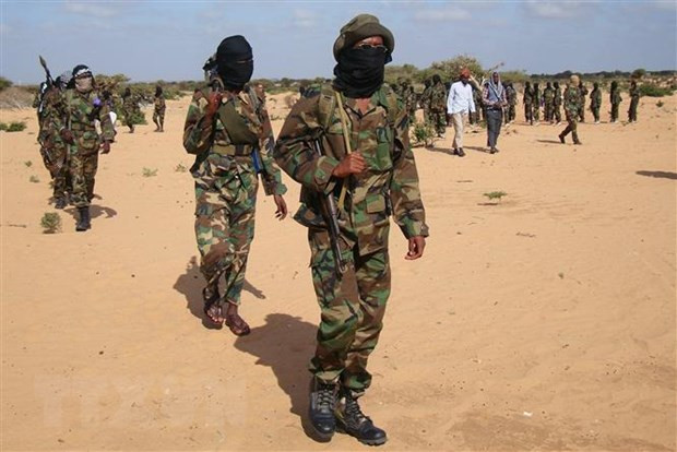 Các tay súng nghi là thành viên Al-Shabaab bị bắt giữ tại Mogadishu, Somalia, ngày 28/2/2014. (Ảnh: AFP/ TTXVN) Quân đội Somalia tiêu diệt hàng chục tay súng al-Shabaab ảnh 1