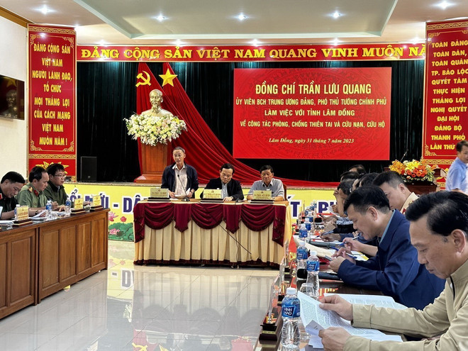 Phó Thủ tướng Trần Lưu Quang làm việc với lãnh đạo tỉnh Lâm Đồng tại thành phố Bảo Lộc. (Ảnh: Nguyễn Dũng/TTXVN) Phó Thủ tướng khảo sát hiện trường vụ sạt lở trên Đèo Bảo Lộc ảnh 1