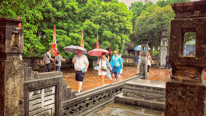 Khách quốc tế tham quan cố đô Hoa Lư thời điểm chưa bùng phát dịch COVID-19. (Ảnh: Mai Mai/Vietnam+) Thị trường nội địa 2021: “Xoay trục” để khôi phục nền kinh tế xanh ảnh 1