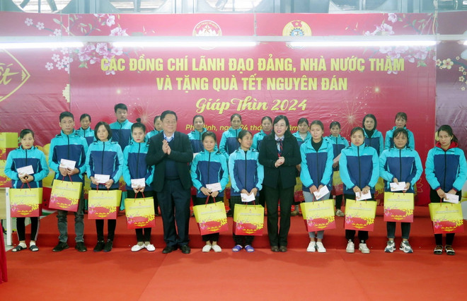 ttxvn_ban tuyen giao tang qua tet 2.jpg