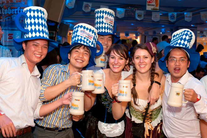 "Cháy vé" lễ hội bia Đức Oktoberfest tại Hà Nội ảnh 1