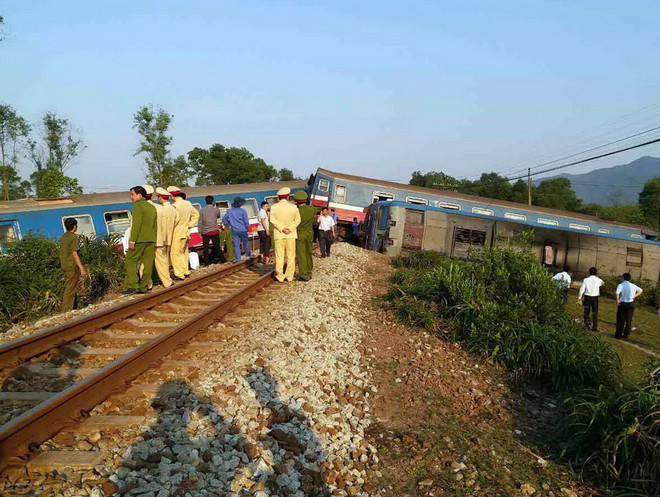 [Photo] Hiện trường vụ tàu hỏa đâm xe tải, lật khỏi đường ray ảnh 1