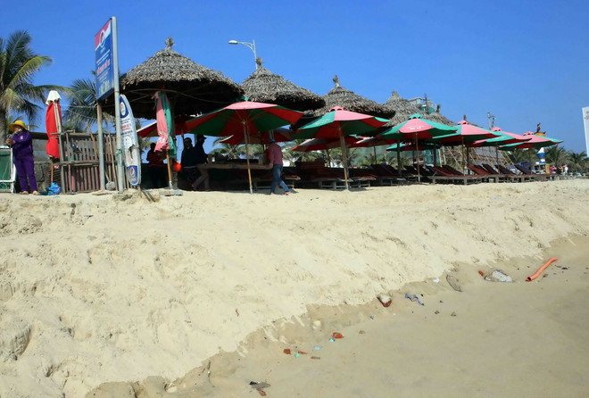 [Photo] Bãi biển Mỹ Khê sạt lở do nước biển xâm thực nghiêm trọng ảnh 2