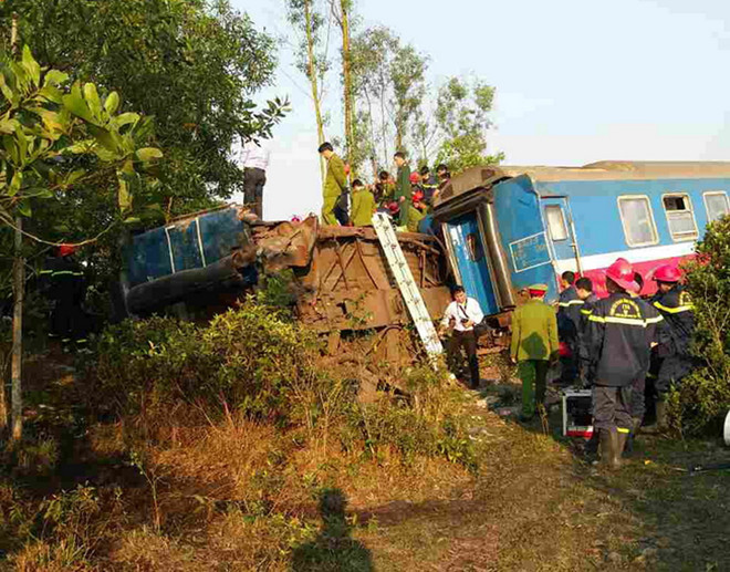 [Photo] Hiện trường vụ tàu hỏa đâm xe tải, lật khỏi đường ray ảnh 2
