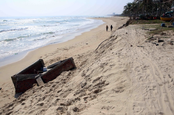 [Photo] Bãi biển Mỹ Khê sạt lở do nước biển xâm thực nghiêm trọng ảnh 4