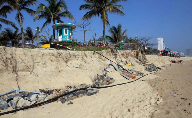 [Photo] Bãi biển Mỹ Khê sạt lở do nước biển xâm thực nghiêm trọng ảnh 3