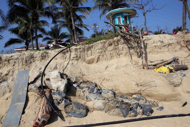 [Photo] Bãi biển Mỹ Khê sạt lở do nước biển xâm thực nghiêm trọng ảnh 1