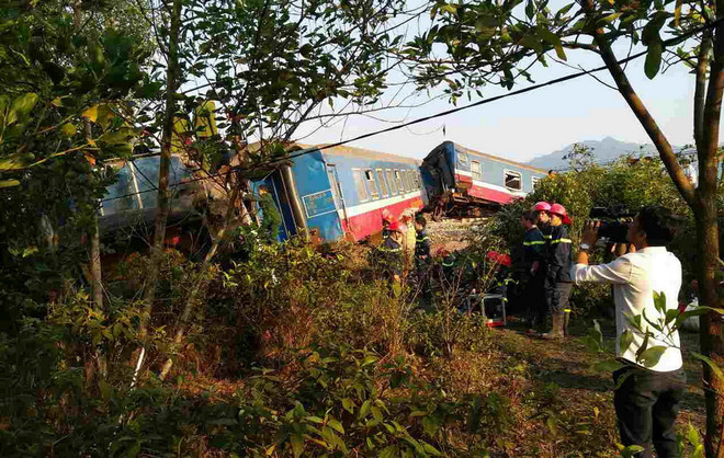 [Photo] Hiện trường vụ tàu hỏa đâm xe tải, lật khỏi đường ray ảnh 3