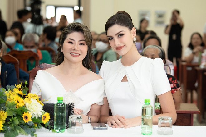 Miss Grand International cùng Hoa hậu Hoàng Phương giản dị đi từ thiện ảnh 1