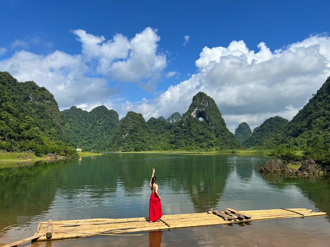 Du khách trước núi Mắt Thần. (Ảnh: TTXVN) Điểm đến Cao Bằng: Về với chốn “bồng lai tiên cảnh” nơi hạ giới ảnh 3