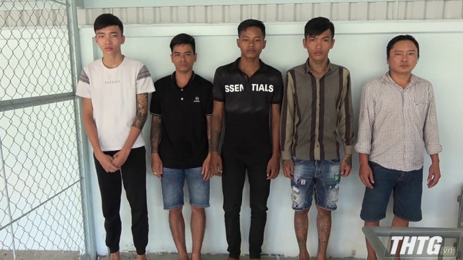 Khởi tố 5 đối tượng ném sơn và chất bẩn để đòi nợ ở Tiền Giang ảnh 1