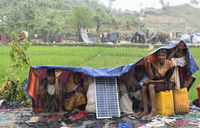 Người tị nạn Rohingya tại trại tị nạn Balukhali, Bangladesh. (Ảnh: AFP/TTXVN) Thiếu kinh phí, LHQ cắt giảm viện trợ lương thực cho người Rohingya ảnh 1