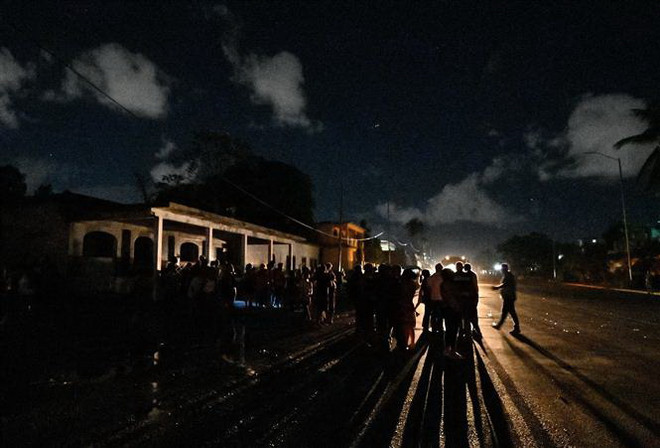 Cảnh mất điện tại La Habana, Cuba. (Ảnh: AFP/TTXVN) Cuba gặp sự cố mất điện trên diện rộng lần thứ hai trong vòng 5 ngày ảnh 1