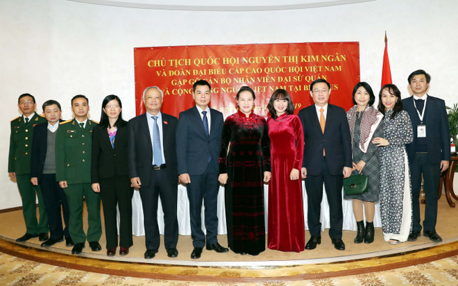 Chủ tịch Quốc hội gặp cộng đồng người Việt Nam tại Belarus ảnh 1