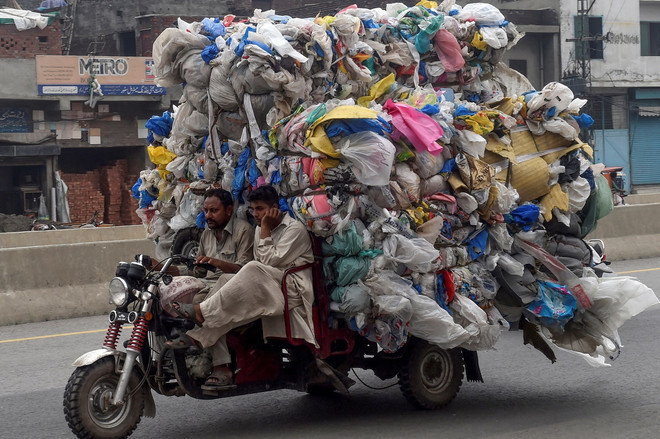 Vận chuyển rác thải nhựa tại Lahore, Pakistan. (Ảnh: AFP/TTXVN) ttxvn_rac thai nhua 3.jpg