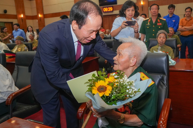 Ông Lê Tiến Châu, Ủy viên Trung ương Đảng, Bí thư Thành ủy Hải Phòng tặng hoa các cựu chiến binh. (Ảnh: TTXVN phát) ttxvn_bi thu hai phong 1.jpg