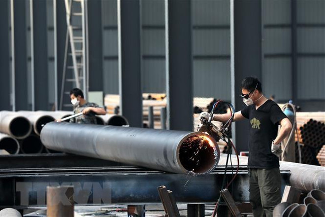 Sản xuất thép cuộn tại tỉnh An Huy, Trung Quốc. (Nguồn: AFP/TTXVN) Trung Quốc tăng thuế đối với sản phẩm ống thép của Mỹ và EU ảnh 1