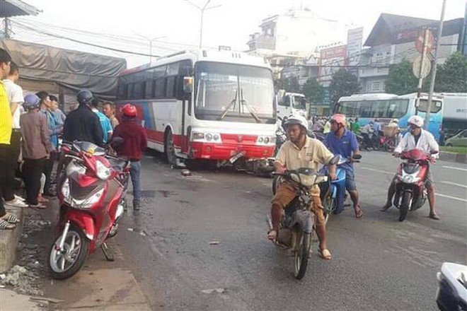 Xe đưa đón công nhân gây tai nạn liên hoàn trên Quốc lộ 51 ảnh 1